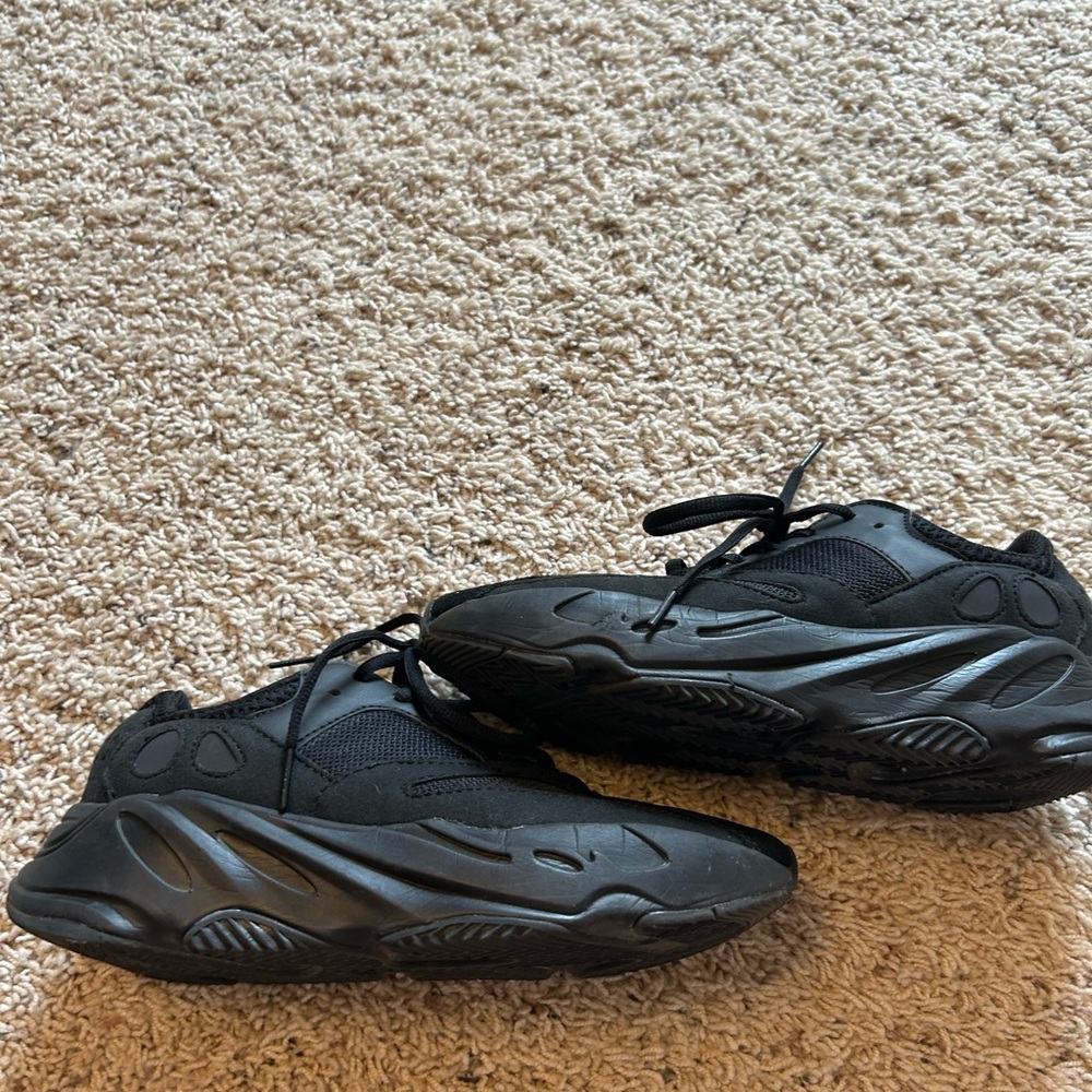 Men’s Yeezy Waverunnee